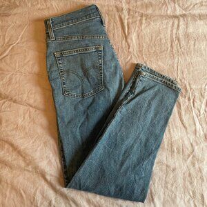 Levi's High Waisted Taper Jean Size 28 in Medium Wash
